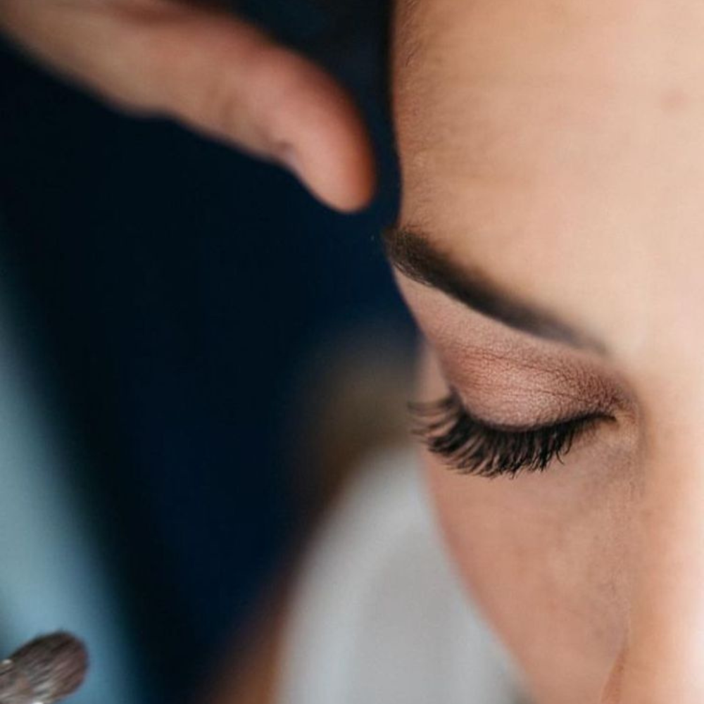 Cours d'auto maquillage. Dans les salons Laurent Mathéo coiffure, nous vous proposons des cours d'auto maquillage avec notre make-up artist afin d'apprendre à vous mettre en valeur avec votre maquillage.