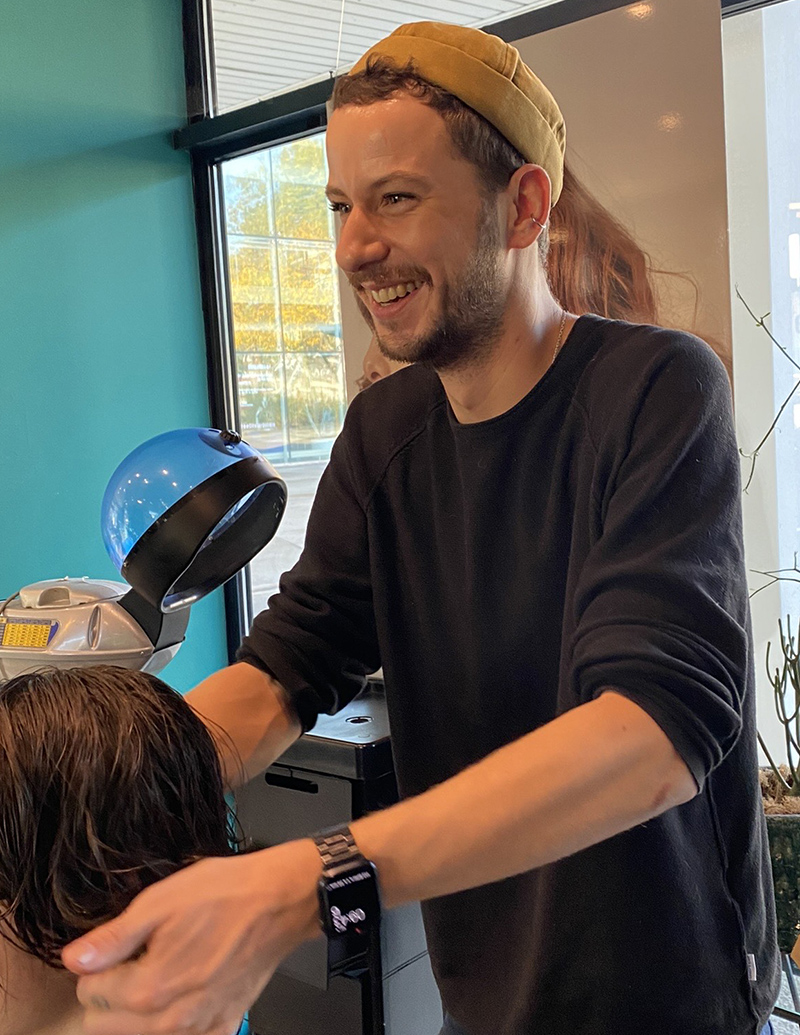 Coiffeur et visagiste au salon Laurent Mathéo Coiffure Médiathèque. Spécialisé dans les colorations et les grosses techniques. 