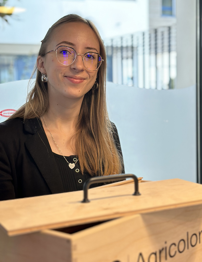 Coiffeuse salon Laurent Mathéo Médiathèque, Léna est encore en formation mais maîtrise parfaitement l'art de la coupe femme.