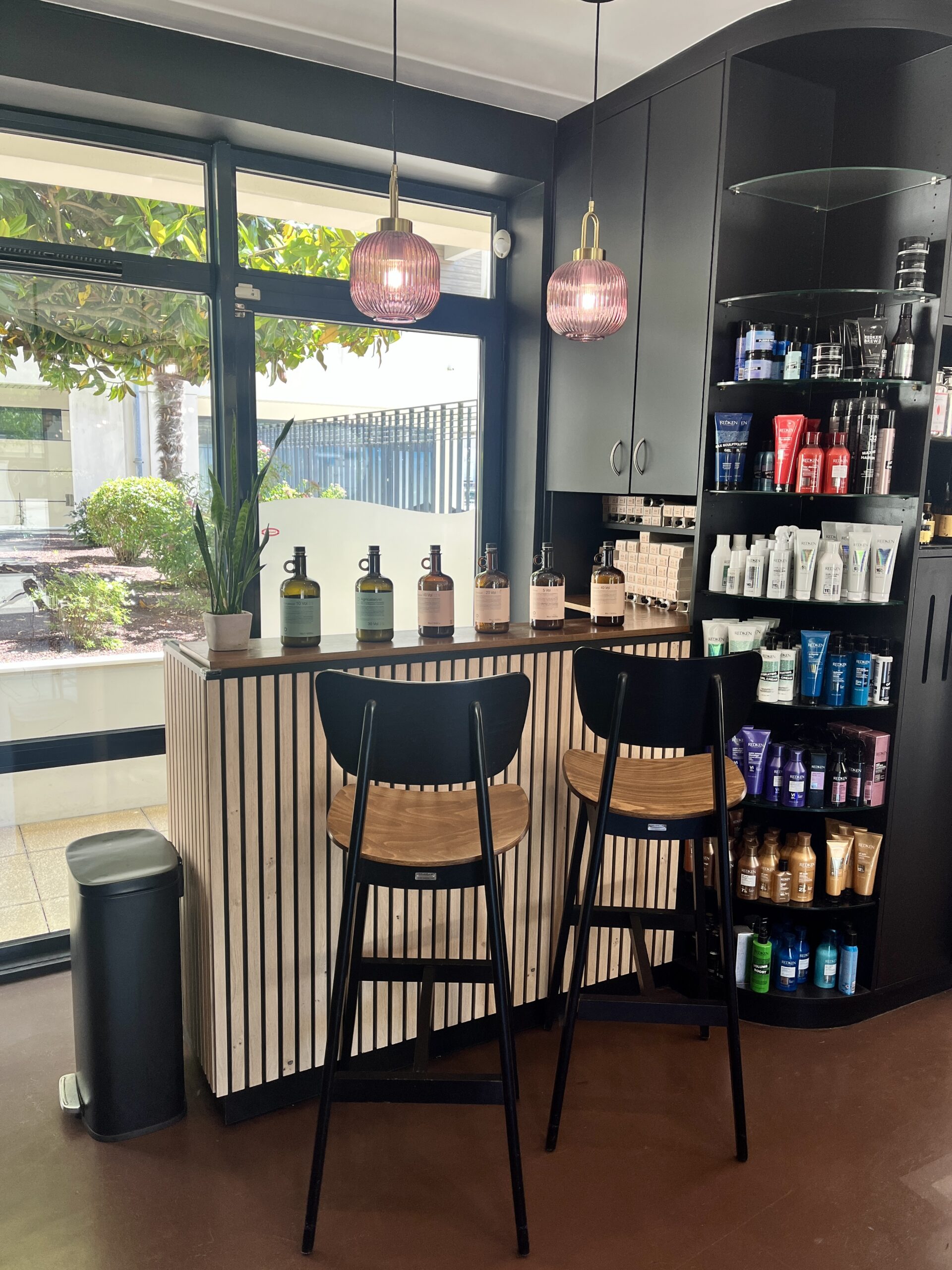 Profitez de la décoration chill et rock du salon Laurent Matheo Mediathèque.