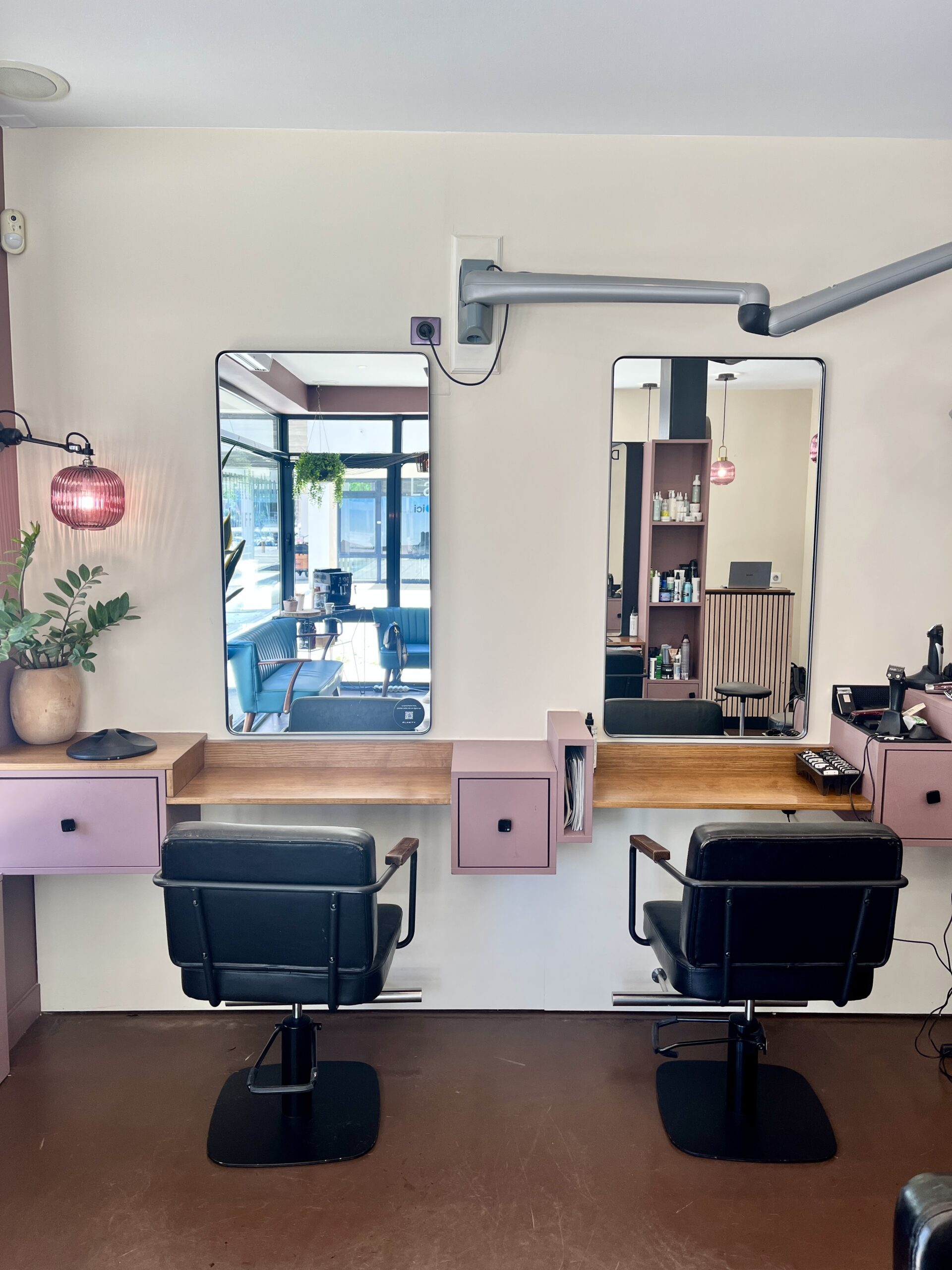 Installer dans les fauteuils pour un diagnostic personnalisé.