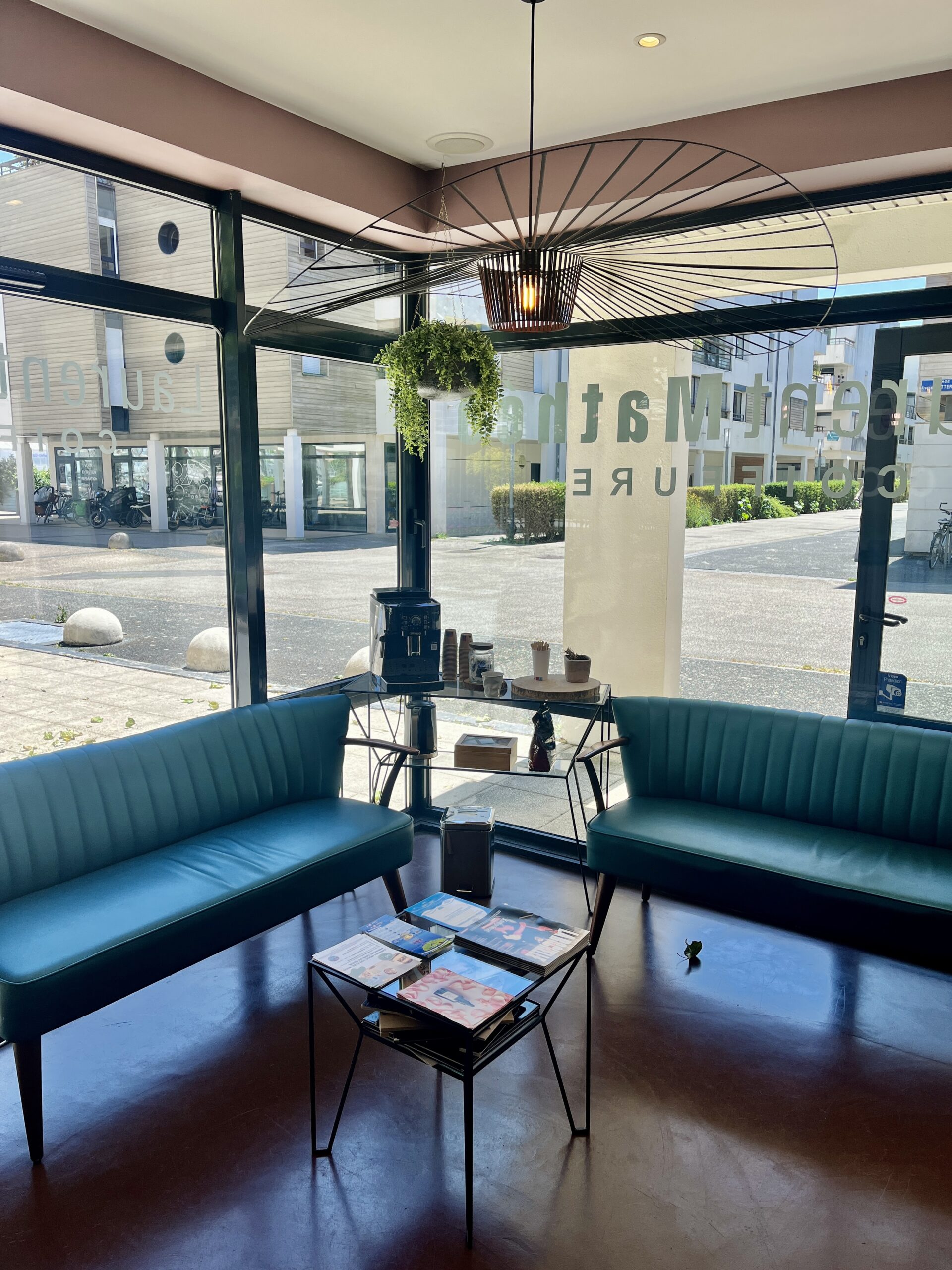 Profitez d'un moment de détente, shampoing, soin dans les bacs massant face au jardin de la résidence.