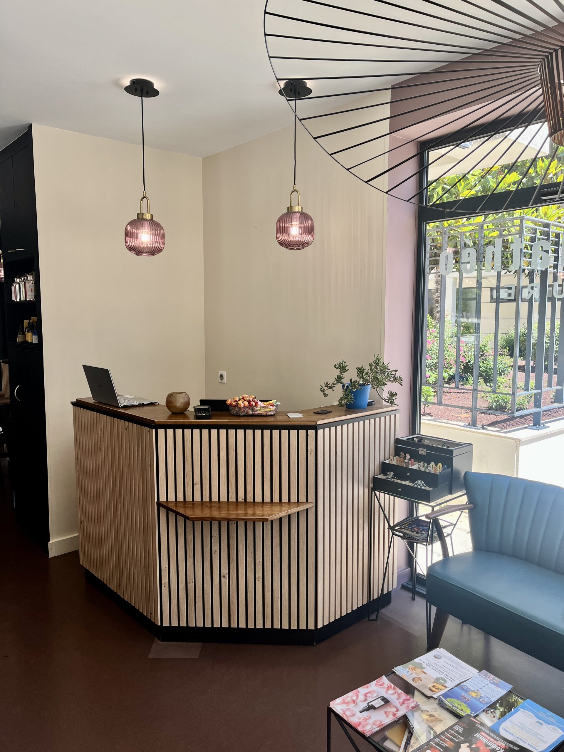 La salle d'attente du salon Laurent Mathéo Mediathèque, s'ouvre sur le salon et les produits pour un conseil et accueil aux petits oignons